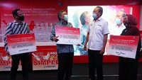 Direktur Eksekutif Asosiasi Bank Pembangunan Daerah (Asbanda) Wimran Ismaun (berbaju putih) memberikan hadiah 1 kepada pemenang dari Bank Kalsel di Jakarta, Selasa (8/9/2020). 