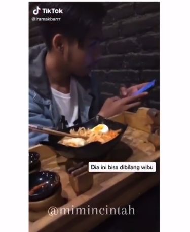 Netizen ini browsing cara pakai sumpit