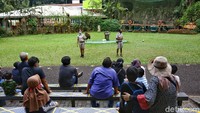 Waalu di area terbuka, menjaga jarak tetap harus dilakukan.  