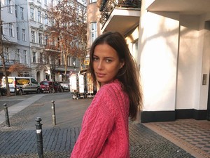 Dicerca Karena Pacari Brad Pitt, Nicole Poturalski Minta Tak Usah Difollow