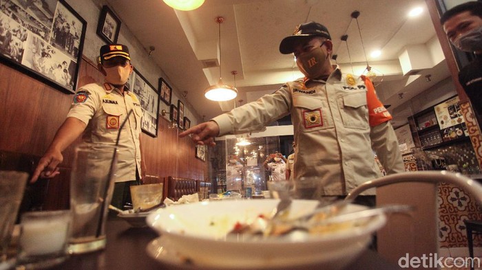 Pedagang Makanan di Jalan Sabang juga Disidak Guna mengantisipasi penyebaran virus Corona yang semakin masif, pedagang makanan di jalan Sabang juga tak luput dari sidak akan penerapan protokol kesehatan ditempat makan.