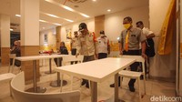 Satu persatu tempat makan maupun kopi disambangi petugas.