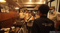 Diketahui jalan Sabang kala malam menjadi tempat para pedagang yang menjajakan dagangannya.