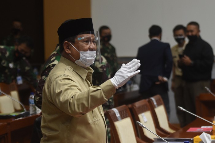 Menhan Prabowo Subianto bersiap mengikuti rapat kerja dengan Komisi I DPR di Kompleks Parlemen, Senayan, Jakarta, Rabu (9/9/2020). Raker itu membahas Rencana Kerja dan Anggaran Kementerian/Lembaga (RKA-K/L) Kementerian Pertahanan dan TNI tahun 2021. ANTARA FOTO/Akbar Nugroho Gumay/aww.