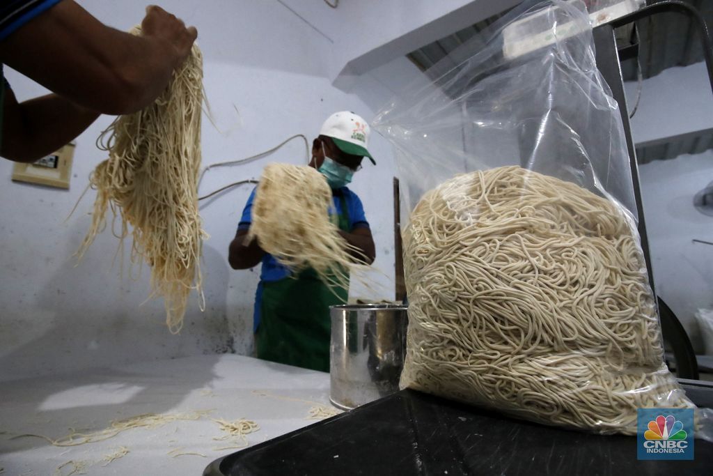 Pekerja menyelesaikan proses pembuatan mie di rumah produksi Mie Karya Abadi, Ciledug, Kota Tangerang, Banten, Rabu, (9/9/2020). Produksi mie rumahan tersebut menurun dari 1,5 ton perhari menjadi 1 ton perhari. (CNBC Indonesia/Tri Susilo)Pandemi Covid-19 hampir memukul semua sektor, terutama sektor ekonomi UMKM yang lama telah lama ditekuni oleh Samino (63).Menurut Samino 