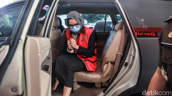 Jaksa Pinangki Sirna Malasari kembali diperiksa di gedung Kejaksaan Agung (Kejagung). Pinangki datang mengenakan kerudung abu-abu dan rompi tahanan Kejagung.