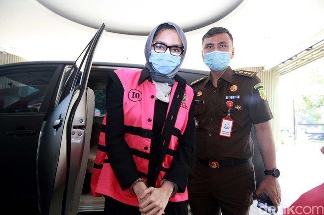 Saat ditahan, Pinangki mulai mengubah penampilannya. Yang tadinya, tidak memakai jilbab menjadi memakai jilbab ketika diperiksa jaksa Kejagung Foto: Ari Saputra.