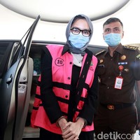 Saat ditahan, Pinangki mulai mengubah penampilannya. Yang tadinya, tidak memakai jilbab menjadi memakai jilbab ketika diperiksa jaksa Kejagung Foto: Ari Saputra.