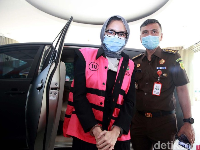 Jaksa Pinangki Sirna Malasari kembali diperiksa di gedung Kejaksaan Agung (Kejagung). Pinangki datang mengenakan kerudung abu-abu dan rompi tahanan Kejagung.