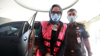 Pinangki dikawal oleh aparat berbaju dinas cokelat menuju Gedung Bundar.
