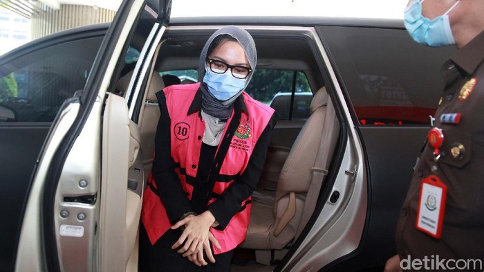Jaksa Pinangki Sirna Malasari kembali diperiksa di gedung Kejaksaan Agung (Kejagung). Pinangki datang mengenakan kerudung abu-abu dan rompi tahanan Kejagung.