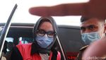 Penampakan Jaksa Pinangki Berkerudung Abu-abu