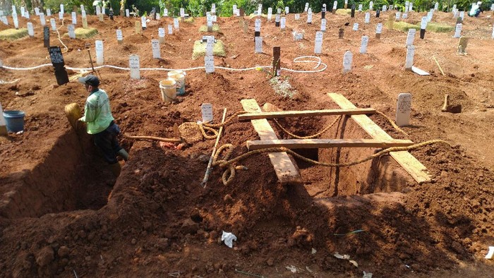 Penggali kubur jenazah pasien Corona di TPU Pondok Ranggon