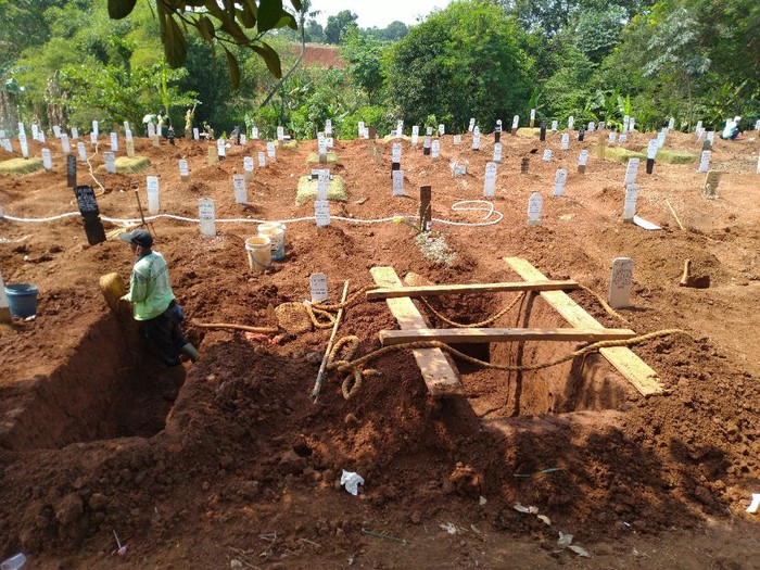 Penggali kubur jenazah pasien Corona di TPU Pondok Ranggon