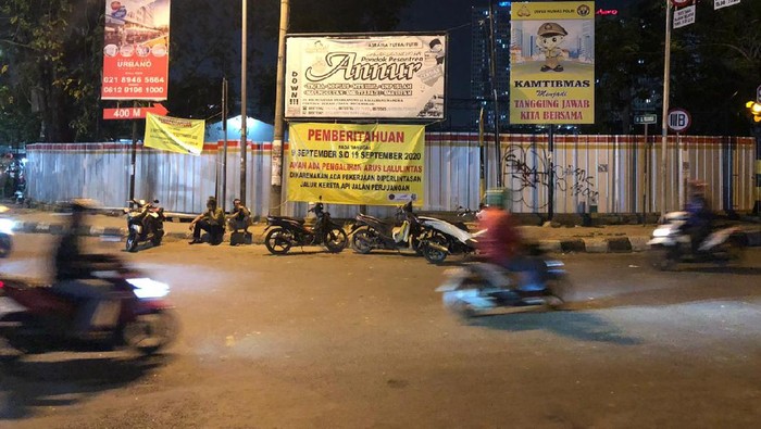 Penutupan sebagian perlintasan rel kereta api di Jalan Perjuangan, Kota Bekasi