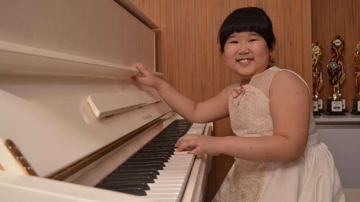 Abigail adalah seorang pianis berusia 8 tahun yang lahir di Surakarta. Gadis cilik ini mewakili Indonesia di ajang Hongkong International Youth Performance Art Festival 2021 lho.