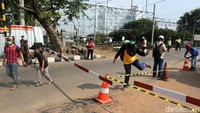 Tampak jalur yang ditutup dipasangi garis.