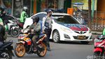 Perlintasan KA Ditutup, Warga Nekat Mengolong