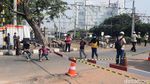 Perlintasan KA Ditutup, Warga Nekat Mengolong