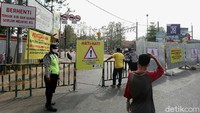 Saat ini perlintasan yang ditutup sementara itu dijaga oleh polisi dan dishub.