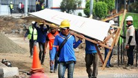 Jalan tersebut ditutup menggunakan seng. 