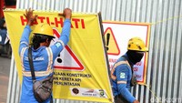 Papan pengumuman penutupan jalan juga terpampang di sekitar lokasi.