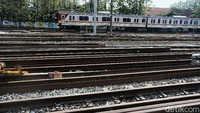 Kemenhub telah berkoordinasi dengan PT KAI, Dishub Kota Bekasi, serta Polres Metro Bekasi Kota terkait penutupan perlintasan ini. Keputusan ini tertuang dalam Surat Kepala Balai Teknik Perkeretaapian Wilayah Jakarta dan Banten No. KA.003/184/BTPWJB/2020 tanggal 3 September 2020 kepada Kepala Polres Kota Bekasi dan Kepala Dishub Kota Bekasi.