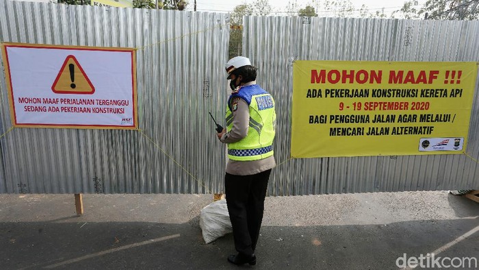 Perlintasan Rel KA di Jalan Perjuangan Bekasi Ditutup 10 Hari Mulai hari ini, perlintasan Stasiun Bekasi yang berada di Jalan Raya Perjuangan, Kecamatan Bekasi Utara, Kota Bekasi, Rabu (09/09/2020), ditutup selama 10 hari ke depan.