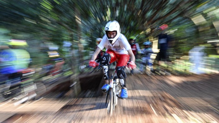 Pesepeda Cilik Ini Asah Kemampuan di Masa Pandemi Pembalap sepeda berlatih di pumping track Hutan UI Bike Park, Depok, Jawa Barat, Selasa (8/9/2020). Pembibitan atlet usia muda yang diinisasi komunitas bersepeda ROAM UI tersebut sempat terhenti tiga bulan imbas pandemi COVID-19 namun kini mulai berlatih dengan menerapkan protokol kesehatan. ANTARA FOTO/M Risyal Hidayat/hp.