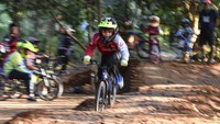 Aksi para pebalap sepeda muda saat berlatih di pumping track Hutan UI Bike Park, Depok, Jawa Barat.