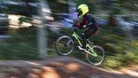Pebalap sepeda berlatih di pumping track Hutan UI Bike Park, Depok, Jawa Barat, Selasa (8/9/2020).
