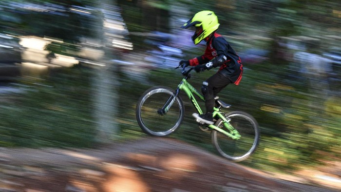 Pembalap sepeda berlatih di pumping track Hutan UI Bike Park, Depok, Jawa Barat, Selasa (8/9/2020). Pembibitan atlet usia muda yang diinisasi komunitas bersepeda ROAM UI tersebut sempat terhenti tiga bulan imbas pandemi COVID-19 namun kini mulai berlatih dengan menerapkan protokol kesehatan. ANTARA FOTO/M Risyal Hidayat/hp.