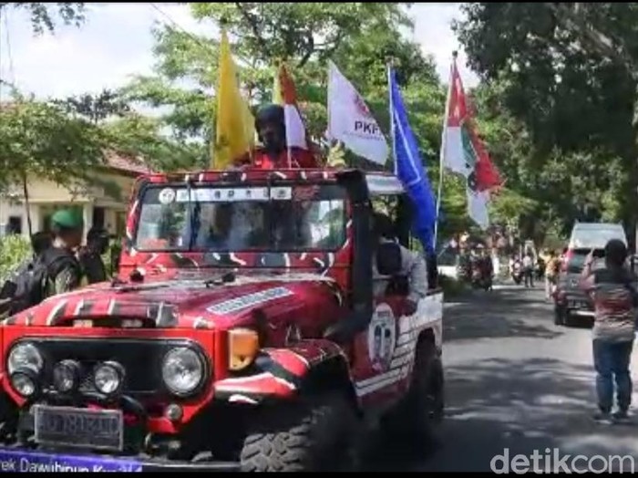 Mobil Jeep Kawulo Alit ikut mengantarkan paslon Henry Pradipta Anwar-Yasin Hermanto saat mendaftar untuk Pilwali Blitar. Pengamat politik Doktor Sholih Muadi menyebut, sistem patron klien telah membelah kekuatan nasionalis Blitar dalam memberikan dukungan sebagai Wali Kota Blitar.