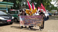 Gong Perdamaian Dunia yang berdiri kokoh di Situs Ciung Wanara, Karangkamulyan, Kecamatan Cijeungjung, Kabupaten Ciamis, ini ditabuh setahun sekali. Gong terbesar ini juga diketahui hanya ada di Jawa Barat dan di Indonesia hanya ada lima gong.