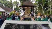 Prosesi tradisi perayaan diawali dengan kirab Kebhinekaan, sambil membawa lambang Garuda, 9 Bendera Merah Putih, 9 umbul umbul merah dan 9 umbul umbul putih menuju lokasi Gong. Diiringi dengan seni, gemyung, dogdog, kolotik dan angklung buncis.