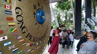 Lalu ngawasuh (mencuci) gong menggunakan pohon hanjuang, air yang digunakan berasal dari 9 tempat kabuyutan, yakni Situ Lengkong Panjalu, Cikawali Kawali, Jambansari, Galuh Salawe, Situs Karangkamulyan, Kertabumi, Pulau Majeti dan Kampung Adat Kuta.