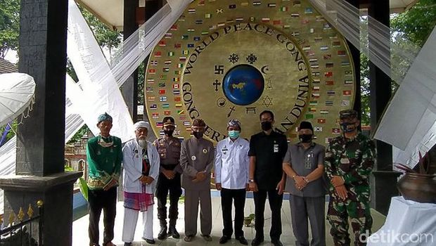 Ciamis jadi salah satu wilayah berdirinya Gong Perdamaian Dunia. Tiap tanggal 9 September gong raksasa tersebut akan ditabuh untuk peringati berdirinya gong itu