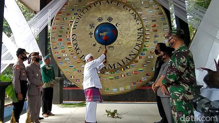 Potret Gong Perdamaian Dunia di Ciamis yang Ditabuh Setahun Sekali Ciamis jadi salah satu wilayah berdirinya Gong Perdamaian Dunia. Tiap tanggal 9 September gong raksasa tersebut akan ditabuh untuk peringati berdirinya gong itu