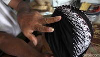 Kerajinan blangkon dengan berbagai gaya seperti gaya Yogyakarta, Banyumas, Solo maupun Surabaya yang dipasarkan kesejumlah daerah di Indonesia.