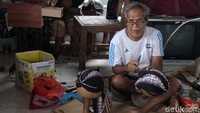 Pak Choirudin telah menjadi perajin blangkon sejak tahun 1965, beliau merupakan generasi kedua dikeluarganya yang menjadi perajin blangkon.