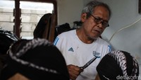 Dalam satu hari pak Choirudin mampu menyelesaikan 4 buah blangkon.