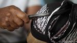 Potret Perajin Blangkon Langganan Kraton, Pejabat hingga Artis