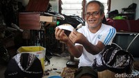 Blangkon produksi tempat ini dipakai pihak kraton, pejabat hingga artis.
