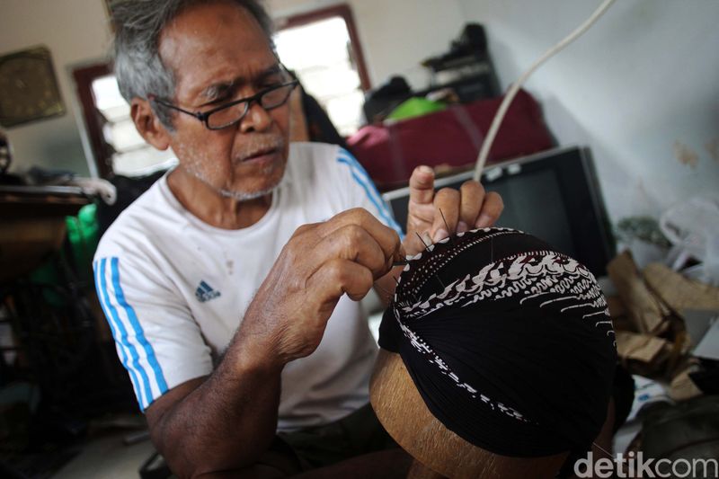 Choirudin (71) adalah perajin blangkon di sentra industri blangkon Beji, Sleman, Yogyakarta. Blangkon produksi tempat ini dipakai pihak kraton, pejabat hingga artis.