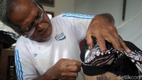 Choirudin (71) sedang membuat pesanan blangkon gaya Banyumas di sentra industri blangkon Beji, Sidoarum, Godean, Sleman, D.I Yogyakarta, Rabu (9/9/2020).