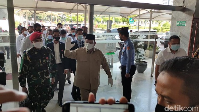 Menteri Pertahanan (Menhan) Prabowo Subianto menghadiri rapat kerja di Komisi I DPR. Prabowo hadir mengenakan masker dan face shield.