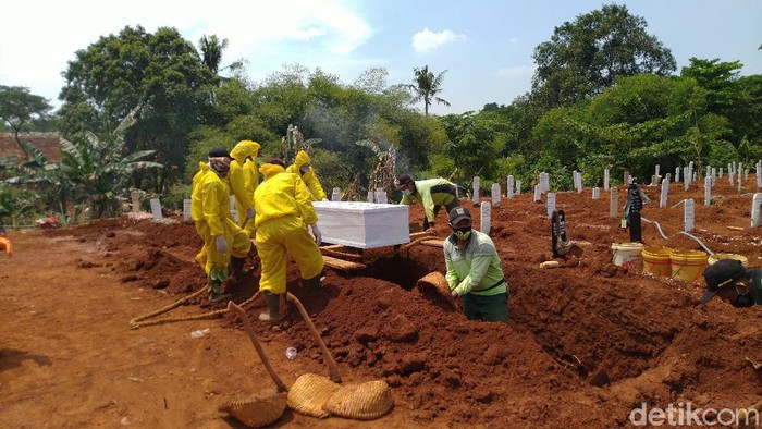 Proses pemakaman di TPU Pondok Ranggon (Sachril/detikcom)