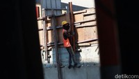 Para pekerja terlihat sibuk dengan pekerjaannya masing-masing.