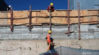 Pekerja membuat rangka untuk pengecoran dinding flyover.