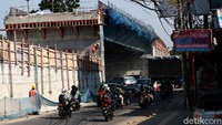 Para pekerja membangun flyover di Jalan Jakarta-Supratman, Kota Bandung, Jawa Barat.